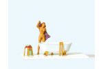 Frau an der Badewanne