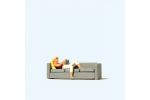 Lesende auf Sofa