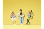 Sitzende Eltern mit Kindern