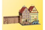 N Haeuser auf der Mauer Schw