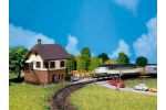 Bahnbergang mit Stellwerk