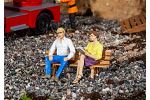2 sitzende Personen