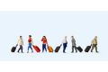 Gehende Reisende mit Trolleys