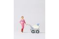 Frau mit Kinderwagen