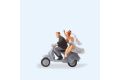 Brautpaar auf Vespa-Roller